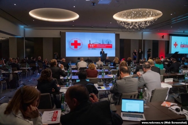 Голова Російського Червоного Хреста Павло Савчук виступає на Європейській конференції МФТЧХ у квітні 2022 року