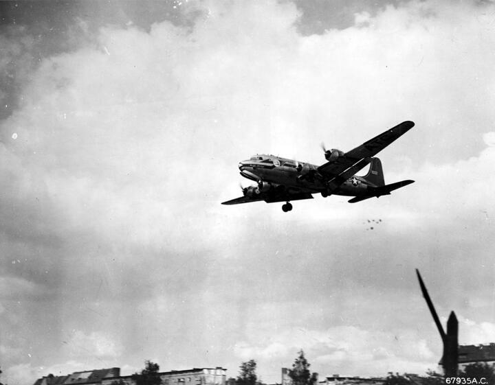 Американский военно-транспортный самолет сбрасывает конфеты над Берлином. 1948 или 1949 год. Фото: USAF - National Museum of the U.S. Air Force, commons.wikimedia.org