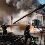 Вогнеборці 10 жовтня ліквідовують пожежу на одному зі столичних енергооб'єктів унаслідок російського ракетного удару. Фото Getty Images