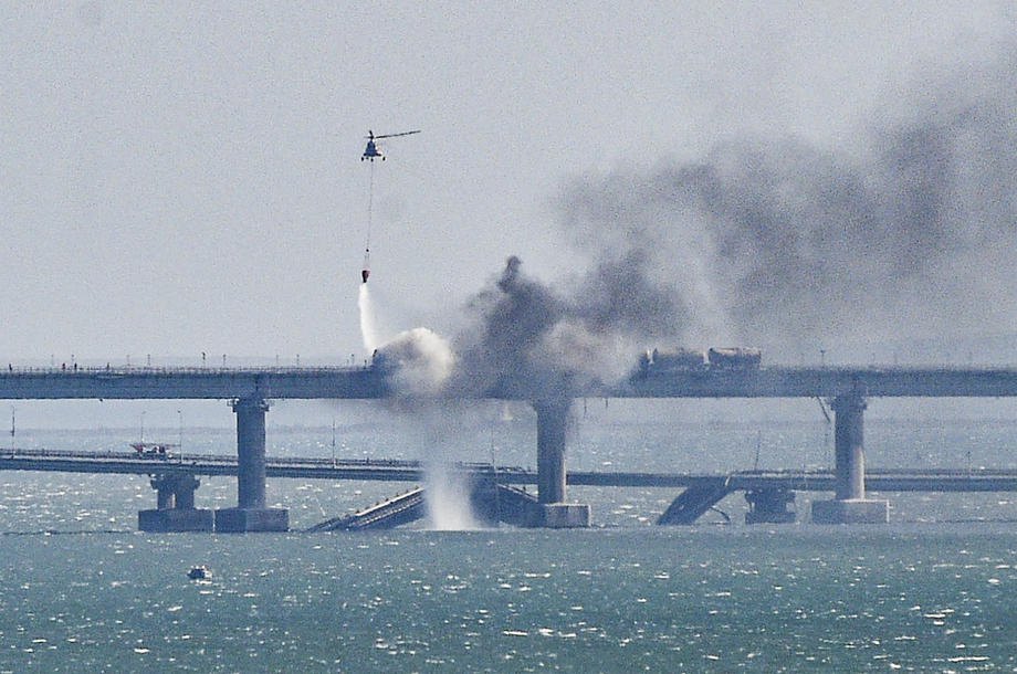 Ліквідація пожежі після ураження Керченського мосту.