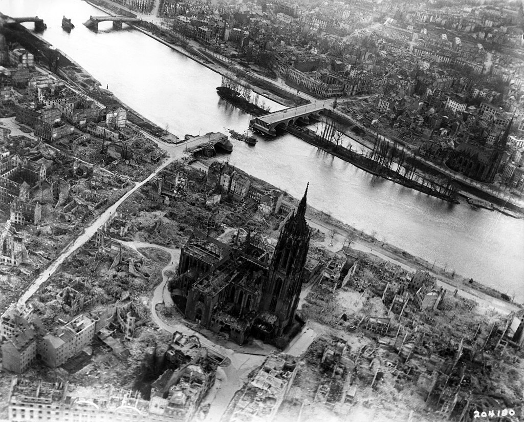 Площа біля Франкфуртського собору після бомбардування, березень 1945 року
