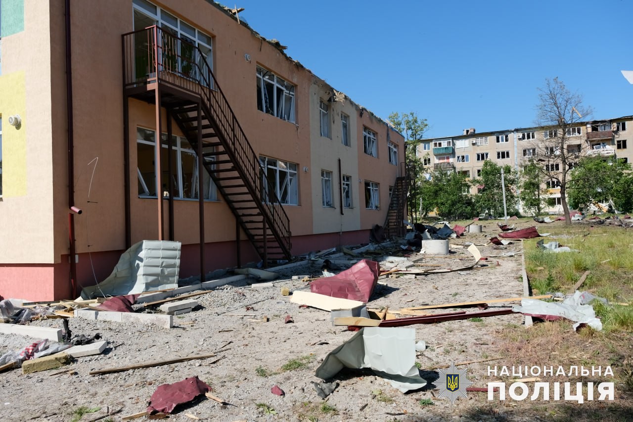 Окупанти скинули дві бомби на дитячий садок у Мирнограді: поліцейські фіксують наслідки удару