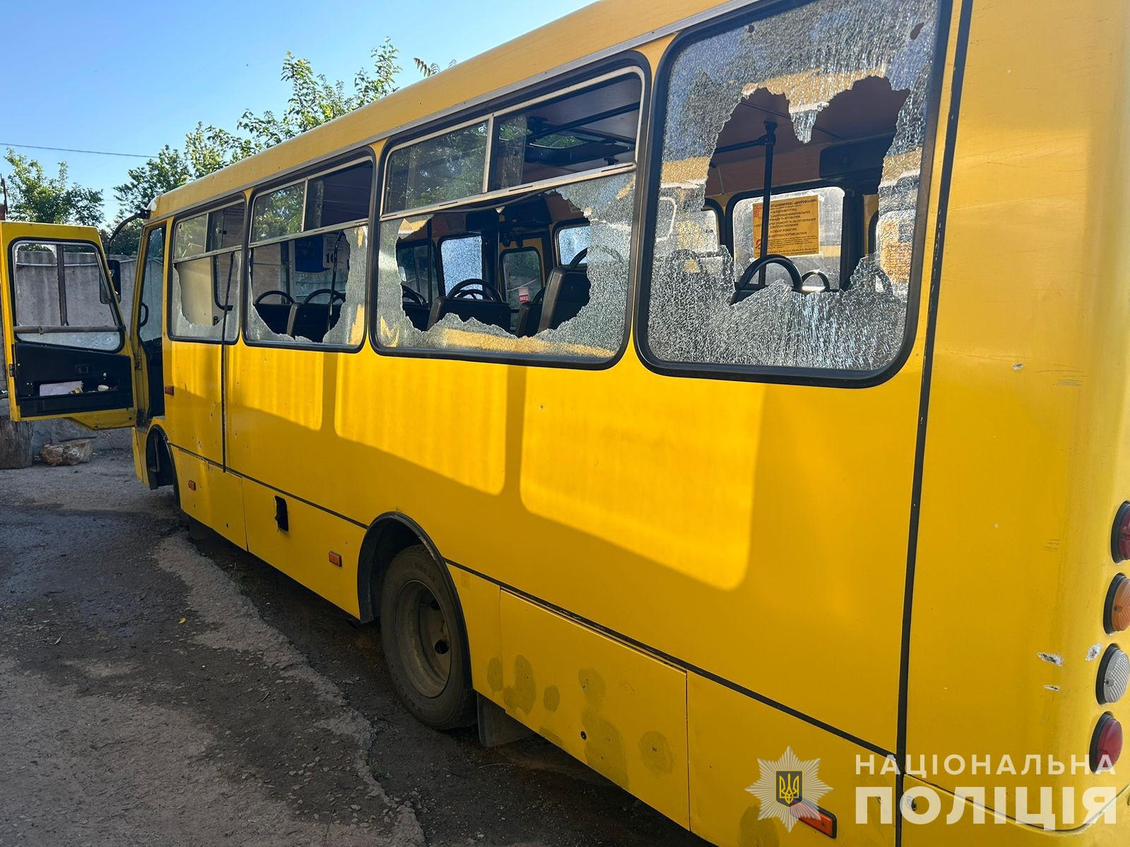У Нікополі російські загарбники вдарили дроном в автобус з людьми