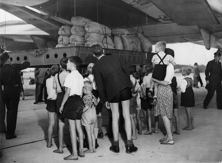 Немцы встречают американский военно-транспортный самолет С-74, доставивший 20 тонн муки из США. Аэродром Гатов, 19 августа 1948 года. Фото: U.S. Department of Agriculture, commons.wikimedia.org