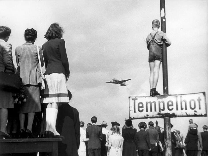 Немцы наблюдают за прибытием очередного американского военно-транспортного самолета в аэропорт Темпльхоф. 1948 год. Фото: USAF, Public Domain, commons.wikimedia.org