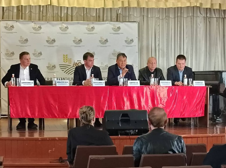 Віктор Булюк (крайній справа) засідання асоціації сільгоспвиробників “Народный фермер”, квітень 2024. Фото: соцмережі