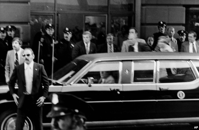 Президент Джеральд Форд і офіцери Секретної служби після повідомлення про постріл у Сан-Франциско 22 вересня 1975 року, коли президент залишав готель St. Francis Hotel після виступу.