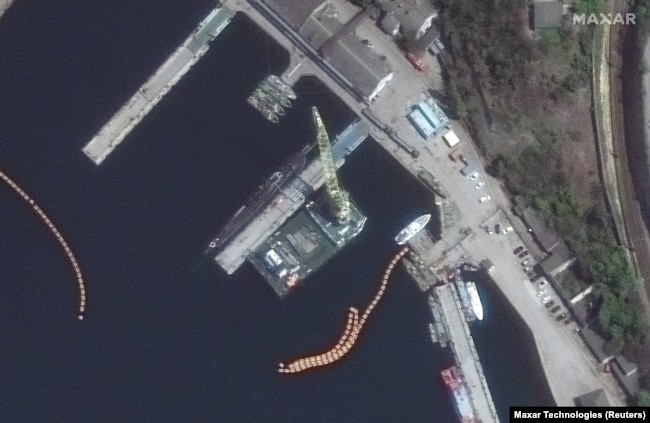 Завантаження ракет «Калібр» на підводний човен в окупованому Росією Криму в 2022 році