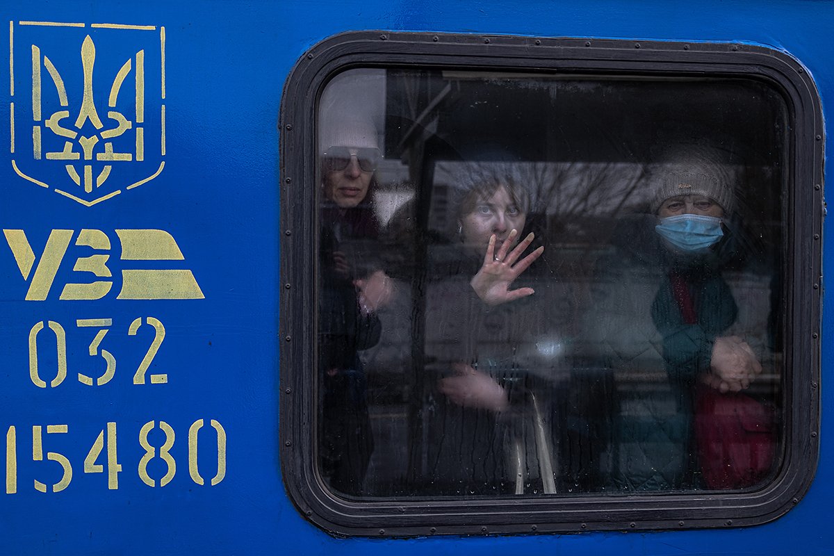 Женщины в эвакуационном поезде, следующем в город Киев, на железнодорожном вокзале в Ирпене, Украина, 4 марта 2022 года. Фото: Roman Pilipey / EPA-EFE