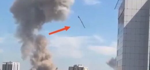 Удар російських загарбників по дитячій лікарні "Охмадит": відеокамера зафіксувала націлений приліт рашистської ракети Х-101