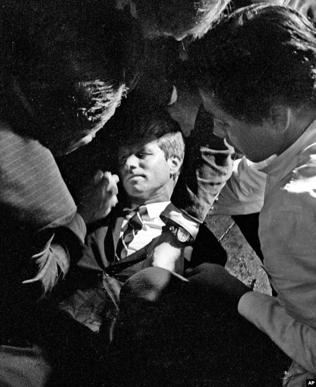 Роберт Кеннеді після смертельного поранення у потилицю. США, 5 червня 1968 року