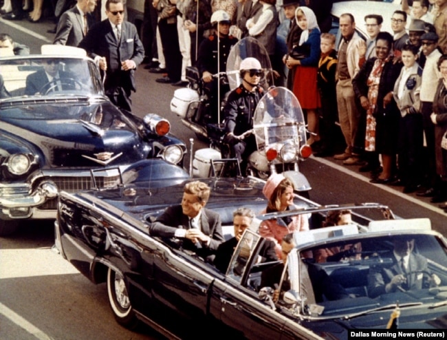 Президент США Джон Кеннеді, перша леді Жаклін Кеннеді та губернатор Техасу Джон Конналлі з дружиною їдуть у лімузині за кілька хвилин до вбивства Кеннеді в Далласі, штат Техас. 22 листопада 1963 року