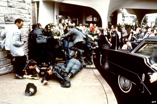 Агенти поліції та Секретної служби реагують на спробу вбивства тодішнього президента США Рональда Рейгана після конференції біля готелю Hilton у Вашингтоні. 30 березня 1981 року