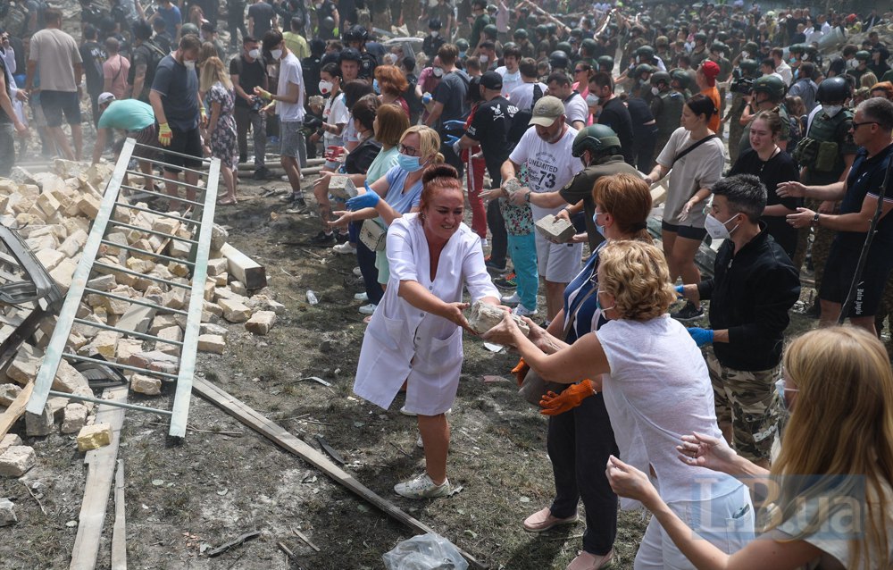 На місцт медики і перехожі допомагають розібрати завали