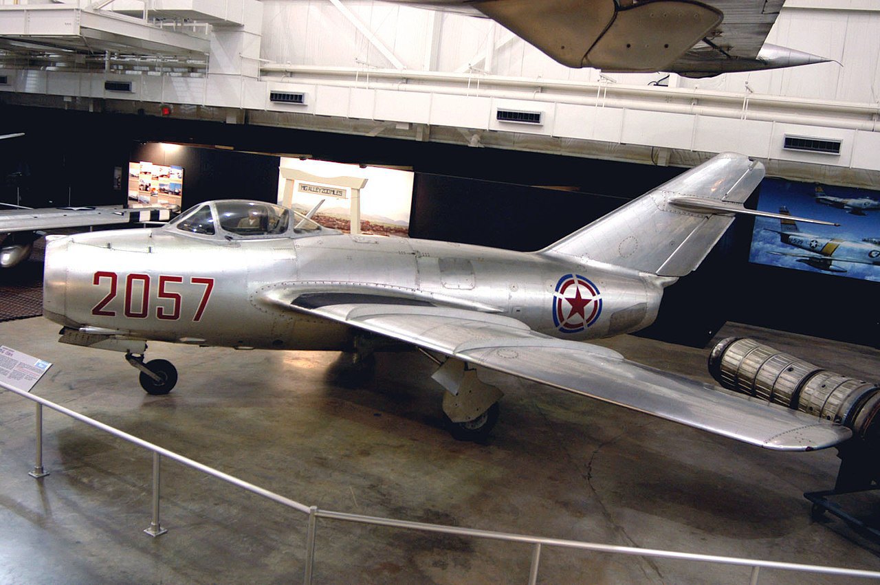 Радянський МіГ-15біс з розпізнавальними знаками ВПС Північної Кореї в американському музеї