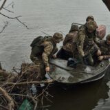 Морські піхотинці під час операції на березі Дніпра. Фото: Libkos