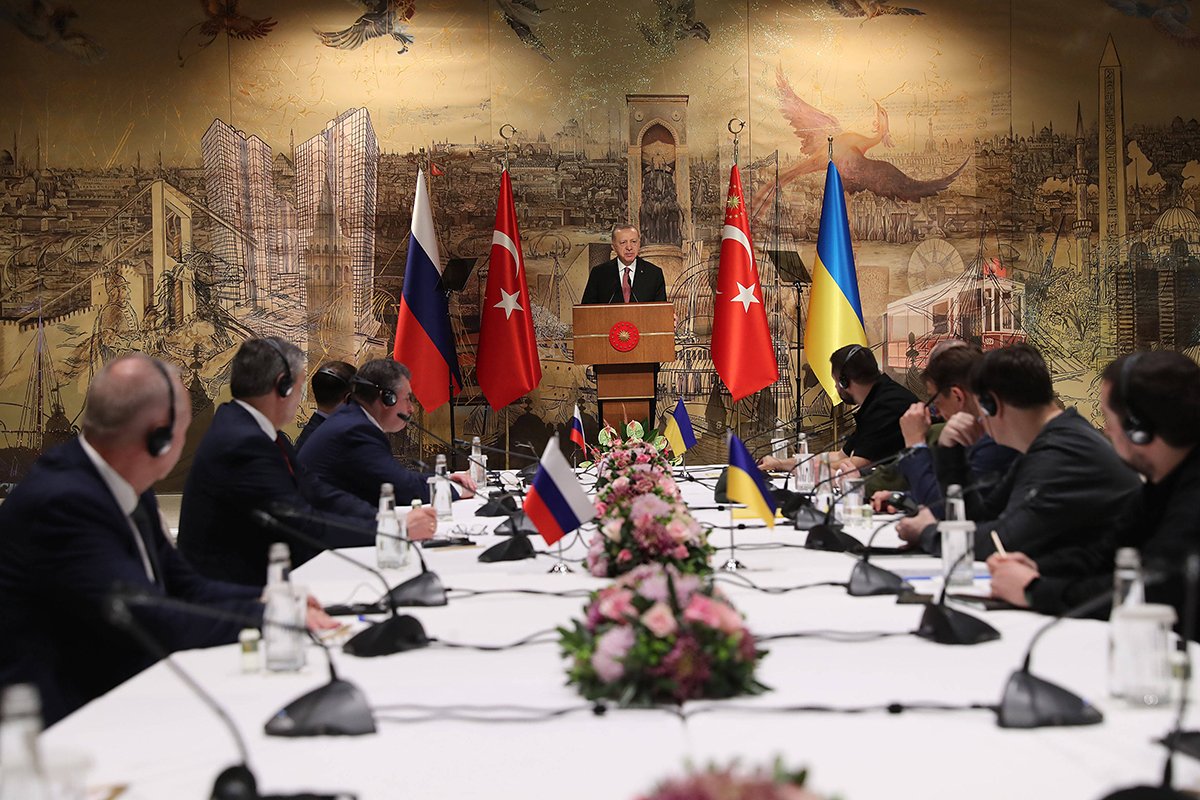 Президент Турции Реджеп Тайип Эрдоган встречается с делегациями России и Украины перед началом мирных переговоров лицом к лицу в Стамбуле, Турция, 29 марта 2022 года. Фото: Chine Nouvelle / SIPA / Scanpix / LETA