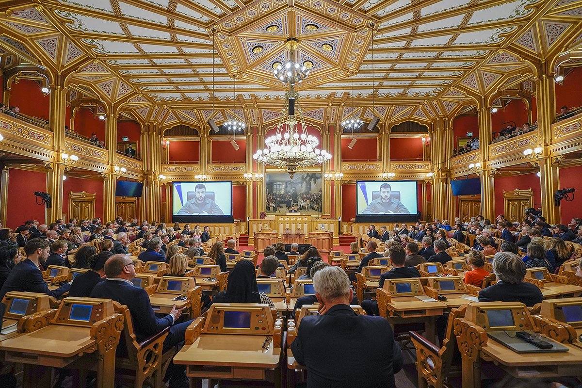 Президент Украины Владимир Зеленский выступает по видеосвязи перед норвежским парламентом в Осло, Норвегия, 30 марта 2022 года. Фото: Heiko Junge / EPA-EFE