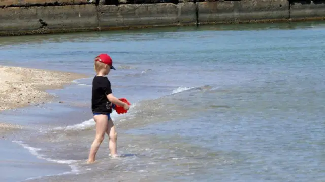 Дитина на пляжі, нагляд, купання 