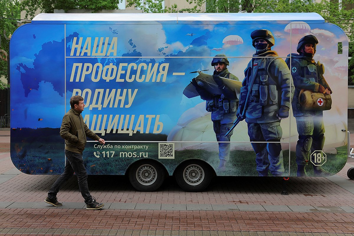 Мобильный призывной пункт в Москве, Россия, 3 мая 2023 года. Фото: Evgenia Novozhenina / Reuters / Scanpix / LETA
