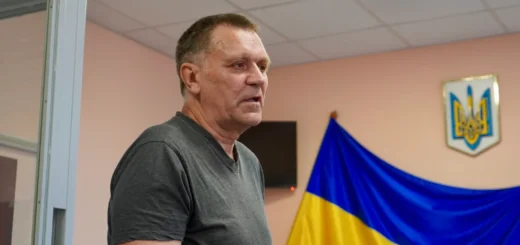 «Держать двері відкритими в мене вказівок не було». У справі про загибель біля укриття суд допитав сторожа Мошкіна