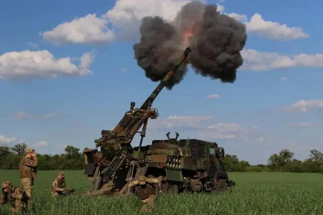 українські військові ведуть вогонь