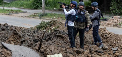 Радник Reuters з питань безпеки Райан Еванс разом із оператором Reuters Абдельхаді Рамахі та місцевим перекладачем Олексієм Орловим на місці ракетного обстрілу університетського містечка в Бахмуті, Донецька область, Україна, 21 травня 2022 року. REUTERS/Carlos Barria