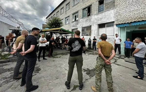 Рекрутери Третьої штурмової бригади ЗСУ вербують в’язнів в одній з українських колоній (фото з репортажу СNN)