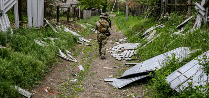 На позиціях українських військових на Донеччині, 18 травня 2022 року. Фото: Стас Юрченко, Ґрати