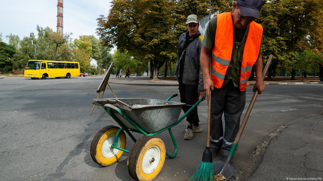 Комунальник підмітає вулицю, Нікополь, вересень 2024