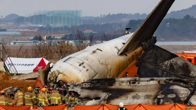 Пожежні служби шукають зниклих безвісти на місці аварії поблизу міжнародного аеропорту Муан, Південна Корея, 29 грудня 2024 року,