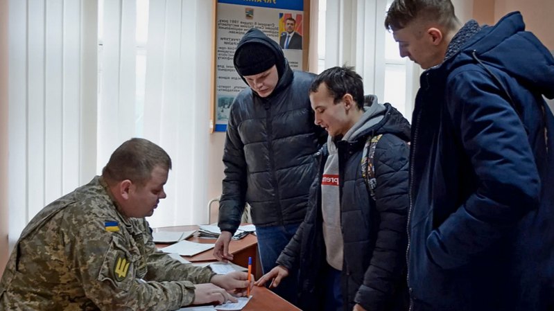 Військовозобов'язані чоловіки в ТЦК 