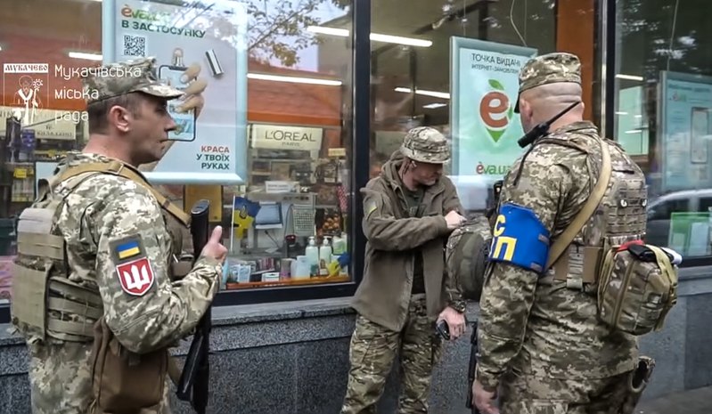 Військова служба правопорядку патрулює вулиці Мукачева