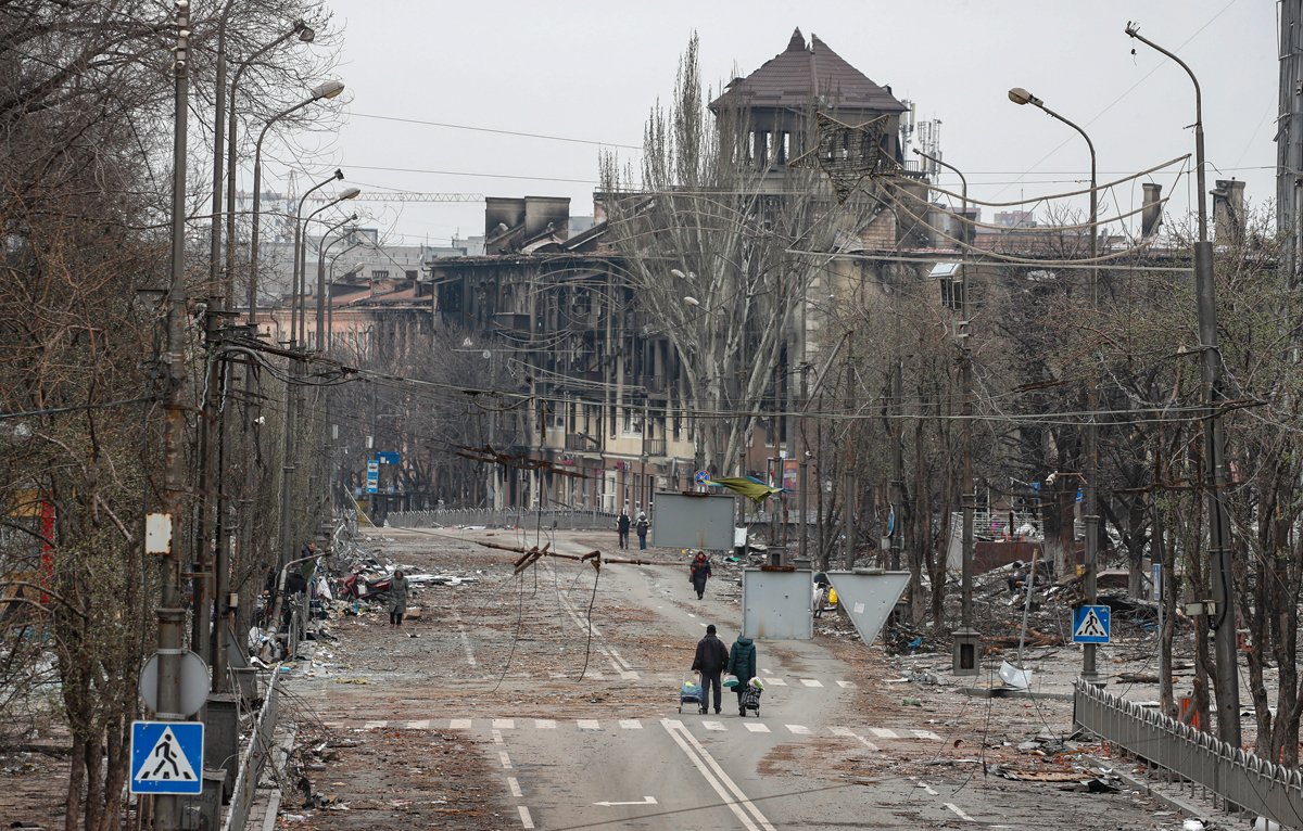 Мирные жители в центре Мариуполя, 12 апреля 2022 года. Фото: Сергей Ильницкий / EPA