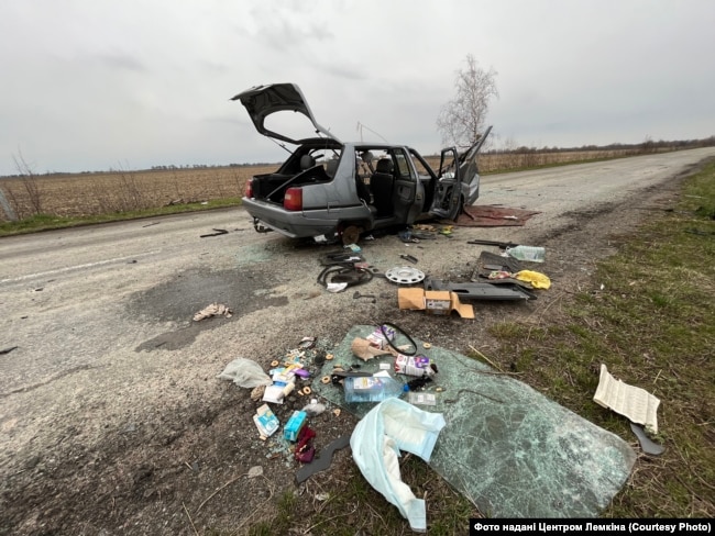 Автомобіль розстріляної військовими РФ автоколони цивільних людей, які пробували виїхати з окупації. Київщина, Липівка, квітень 2022 року