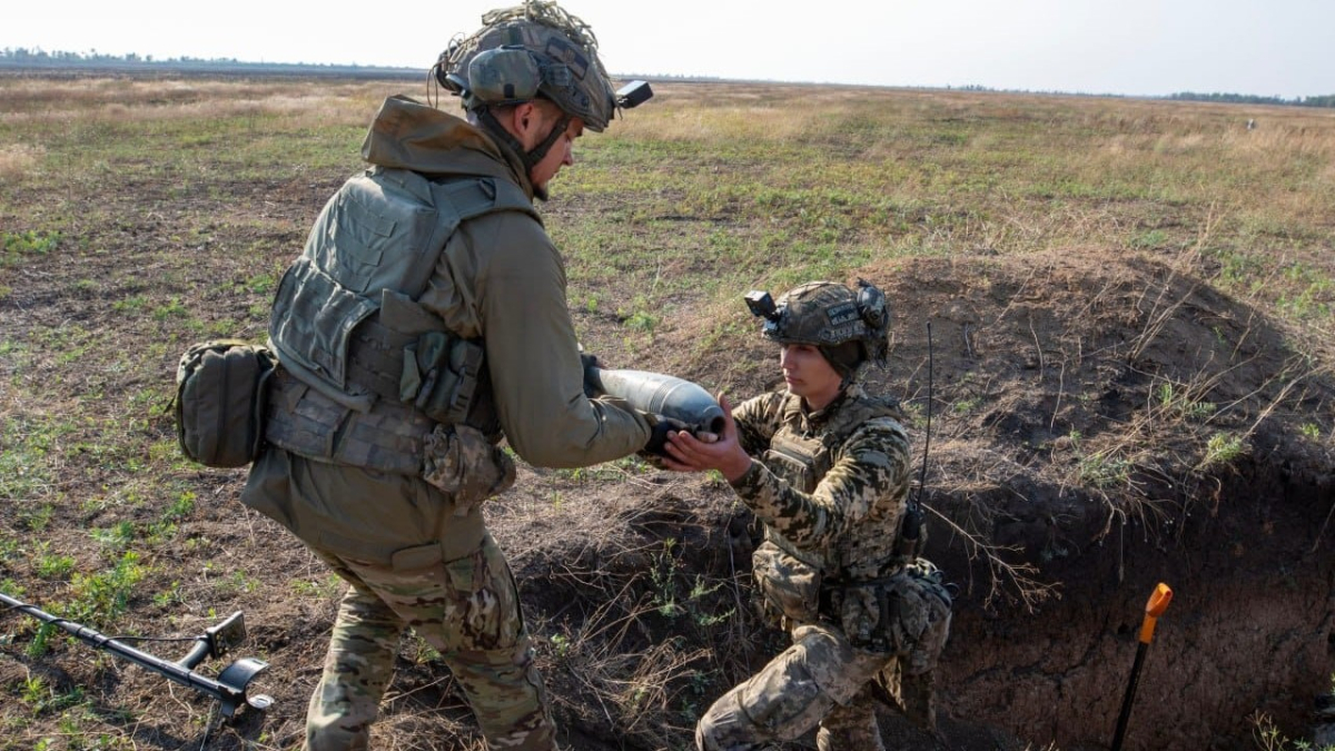 Три "золотих правила" мінної безпеки від експерта: "Не підходь, не чіпай, телефонуй 101"