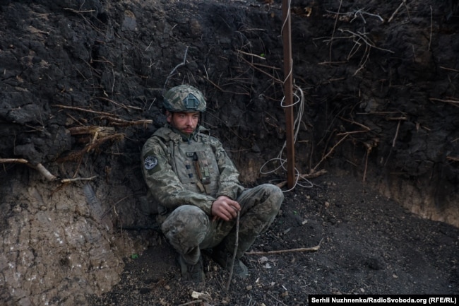 Український військовослужбовець на позиціях 148-ї окремої артилерійської бригади «ДШВ» на Донеччині