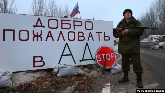 Бойовик російських гібридних сил на в’їзді в окуповану Горлівку на Донеччині, 14 грудня 2014 року