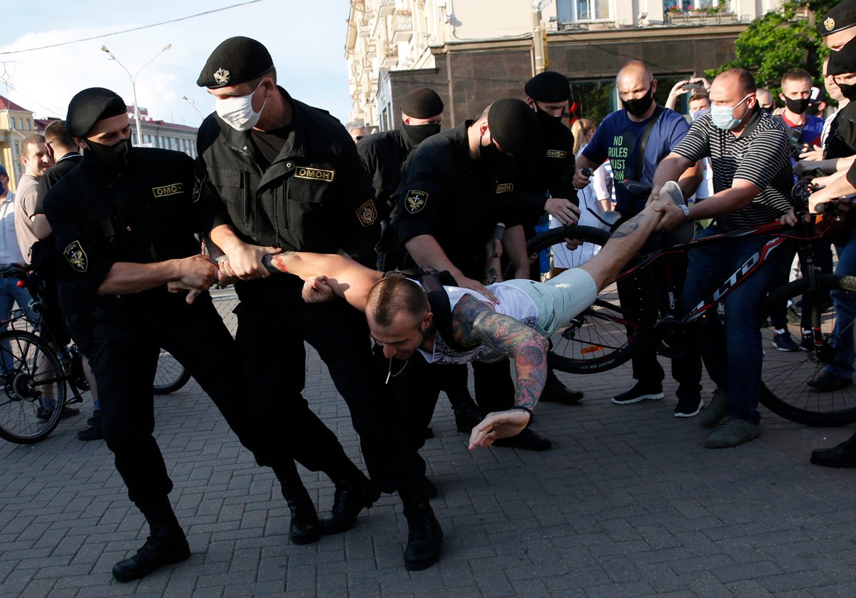 Силовики задерживают протестующего на митинге в Минске, 19 июня 2020 года. Фото: Tatyana Zenkovich / EPA