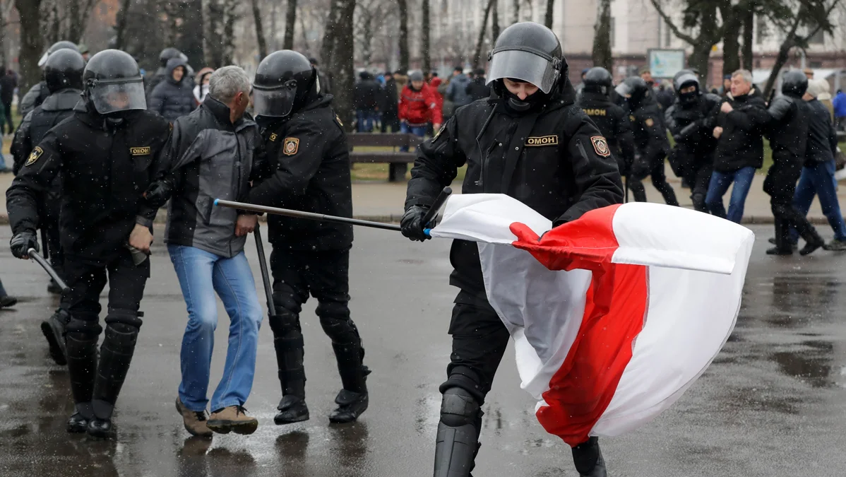 Білоруські силовики затримують протестувальників на мітингу в Мінську, 25 березня 2017 року. Фото: Sergei Grits / AP Photo / Scanpix / LETA