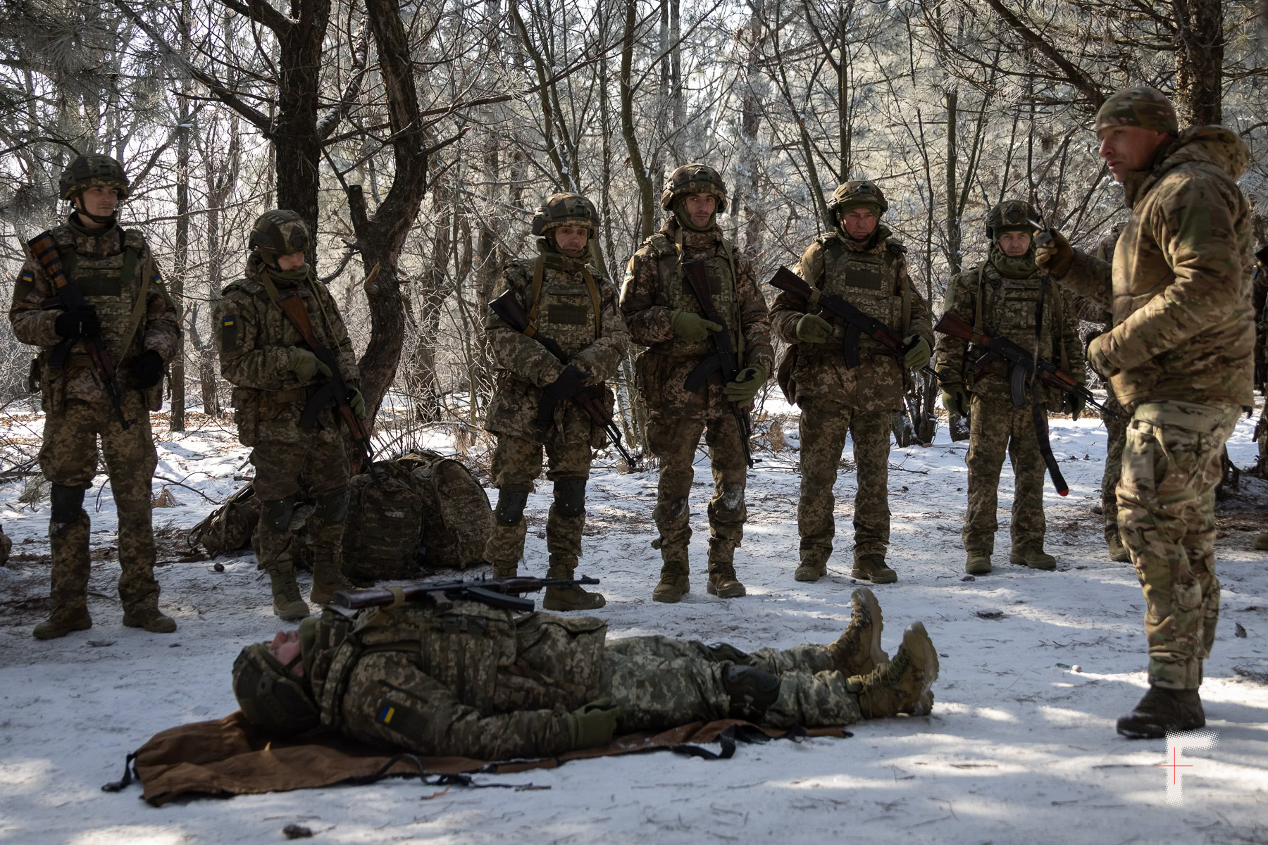 Інструктор з тактичної медицини «Монах» пояснює групі бійців основні принципи накладання кровоспинного турнікета.