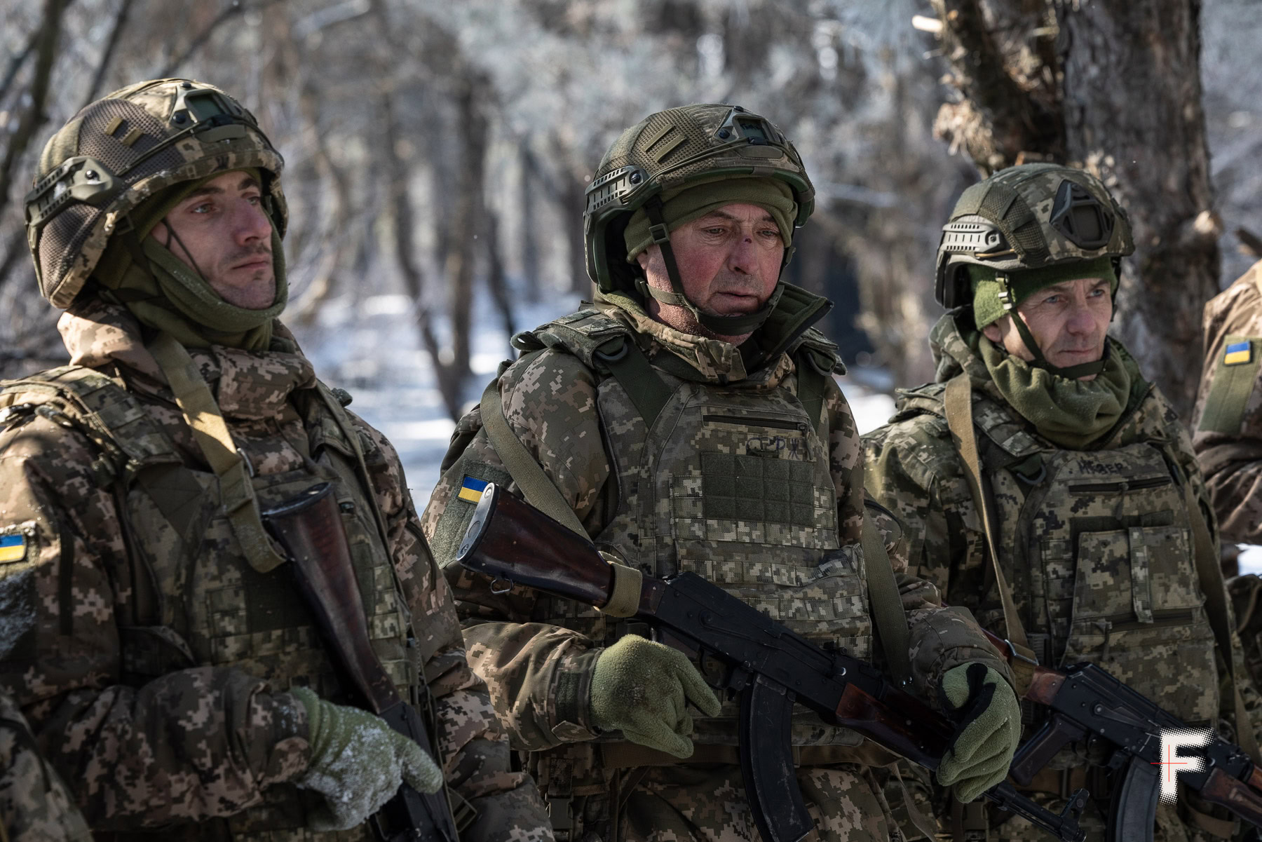 Бійці уважно слухають інструктаж, від якого залежить їхнє життя