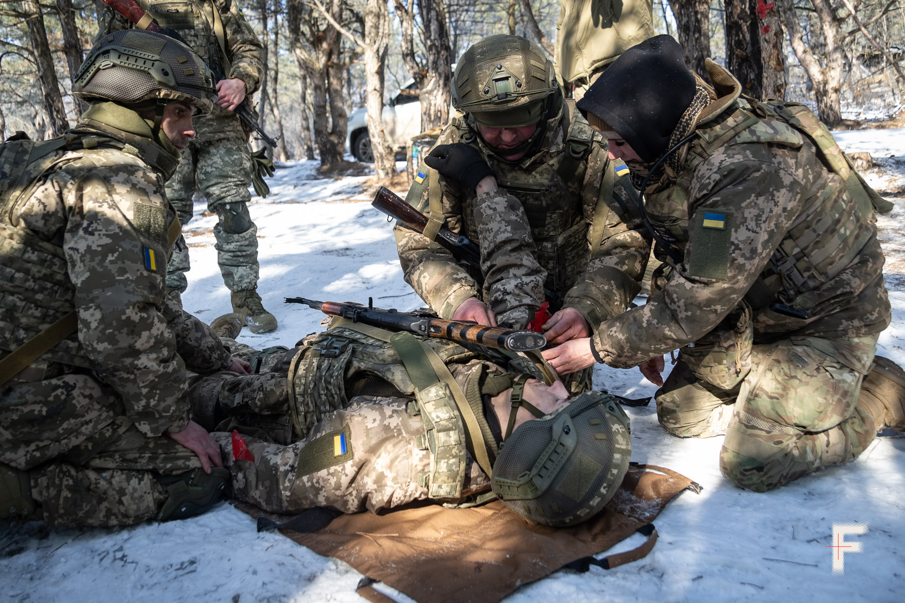 Канадійка Ейпріл з позивним «Бабця» показує недоліки недотягнутого турнікета