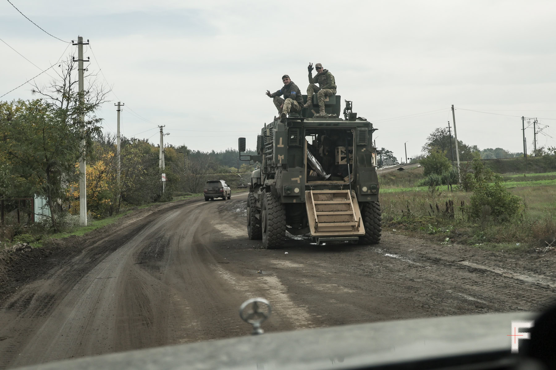 Українські військові на американському бронетранспортері MaxxPro