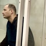 Володимир Назаренко, колишній працівник СБУ, у скляному боксі під час судового засідання над ним. Джерело: Watchers Media