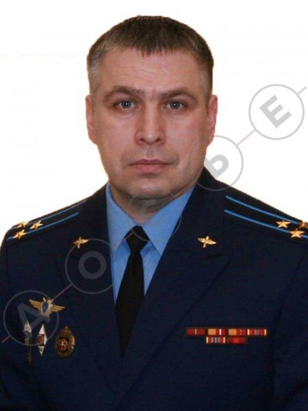 На имеющейся в распоряжении редакции фотографии Смолянинова видно три звездочки на погонах, что соответствует званию полковника. Чтобы сомнений в ведомственной принадлежности не оставалось, для фотографии Смолянинов надел значок с эмблемой ГРУ. На имеющейся в распоряжении редакции фотографии Смолянинова видно три звездочки на погонах, что соответствует званию полковника. Чтобы сомнений в ведомственной принадлежности не оставалось, для фотографии Смолянинов надел значок с эмблемой ГРУ.