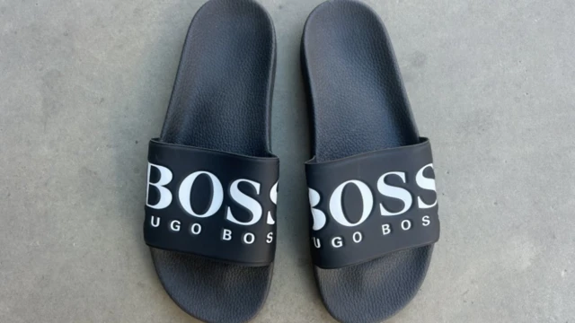 Поліція знайшла в будинку Пегг пару шльопанців Hugo Boss із ДНК Сондерсона