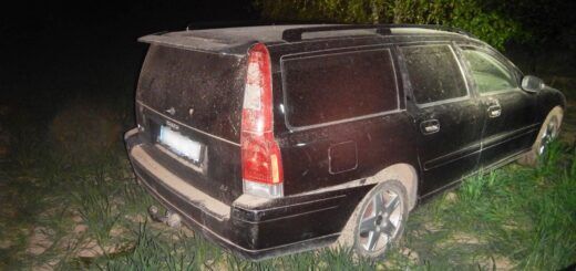 Пʼяний водій лекговика Volvo збив 16-річного мотоцикліста та втік сховавши машину в полі