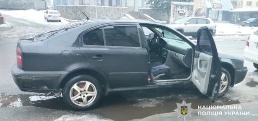 17-річний закарпатець перебуваючи на задньому сидінні таксі, раптом почав душити водія примушуючи віддати смартфон і 3 тис грн