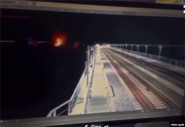 Момент попадания морского дрона в опоры Керченского моста. Стоп-кадр из оперативного видео СБУ